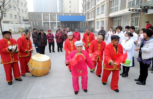 12月25日,敬老院組織老人們扭秧歌。新華社記者 李曉果 攝