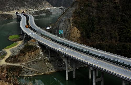 這是12月15日拍攝的蘭海高速公路武罐段余家灣大橋。新華社發(fā)(冉創(chuàng)昌 攝)