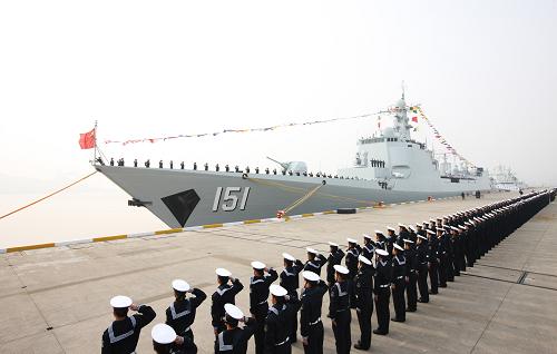 12月26日拍攝的新型導(dǎo)彈驅(qū)逐艦鄭州艦入列命名授旗儀式現(xiàn)場。當(dāng)日,新型導(dǎo)彈驅(qū)逐艦鄭州艦入列命名授旗儀式在東海艦隊某驅(qū)逐艦支隊舉行,標(biāo)志著這艘艦正式加入人民海軍戰(zhàn)斗序列。鄭州艦是我國自行研制設(shè)計生產(chǎn)的新一代導(dǎo)彈驅(qū)逐艦,為有著“中華神盾”美譽的某型驅(qū)逐艦后續(xù)艦,也是東海艦隊繼長春艦之后入列的第二艘這型艦艇。鄭州艦舷號151,最大長度155米,寬17米,滿載排水量6000余噸,裝備了多套我國自主研發(fā)的新型武器裝備,性能先進,技術(shù)含量高,可單獨或協(xié)同海軍其他兵力攻擊水面艦艇、潛艇,具有較強的遠(yuǎn)程警戒探測和區(qū)域防空作戰(zhàn)能力。新華社發(fā)(代宗鋒 攝)