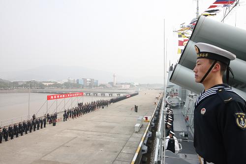 12月26日拍攝的新型導(dǎo)彈驅(qū)逐艦鄭州艦入列命名授旗儀式現(xiàn)場。新華社發(fā)(代宗鋒 攝)