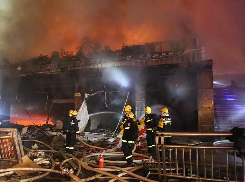 12月26日,消防人員在四川省瀘州市江陽區(qū)摩爾瑪商場天然氣爆燃事故現(xiàn)場滅火。新華社發(fā)(羅光鏈 攝)