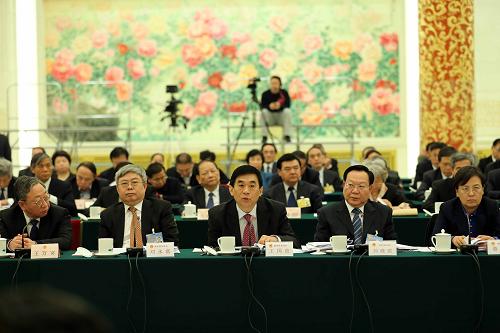 12月27日,十二屆全國(guó)人大常委會(huì)第六次會(huì)議在北京人民大會(huì)堂舉行聯(lián)組會(huì)議,結(jié)合審議國(guó)務(wù)院關(guān)于農(nóng)村扶貧開(kāi)發(fā)工作情況的報(bào)告進(jìn)行專題詢問(wèn)。 這是國(guó)務(wù)院扶貧辦等部門負(fù)責(zé)人就代表們的詢問(wèn)進(jìn)行答復(fù)。新華社記者 劉衛(wèi)兵 攝