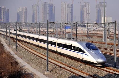 12月27日,一列西寶高鐵試驗(yàn)動(dòng)車組駛出西安北站。新華社發(fā)(唐振江 攝)