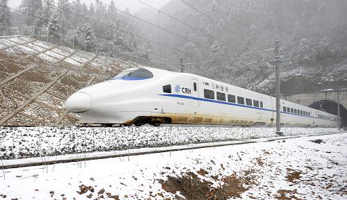 12月26日,一列試跑的動(dòng)車組經(jīng)過渝利鐵路福寶山隧道口。新華社發(fā)(楊順丕 攝)