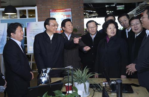 這是12月27日,李克強在津京互聯(lián)創(chuàng)業(yè)中心與創(chuàng)業(yè)青年交流。新華社記者 龐興雷 攝