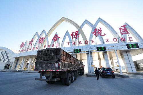 12月29日,運(yùn)送貨物的貨車在銀川綜合保稅區(qū)通關(guān)待檢。當(dāng)日,寧夏回族自治區(qū)銀川綜合保稅區(qū)正式封關(guān)運(yùn)行,首批入駐的11家企業(yè)中有4家企業(yè)在運(yùn)行當(dāng)日進(jìn)行了通關(guān)業(yè)務(wù)辦理。這標(biāo)志著寧夏作為我國第一個(gè)內(nèi)陸開放試驗(yàn)區(qū)步入擴(kuò)大對外開放的新階段,為國家實(shí)施“向西開放”戰(zhàn)略搭建起新平臺。銀川市綜合保稅區(qū)于2012年9月10日正式獲得國務(wù)院批準(zhǔn)設(shè)立。目前,銀川市綜合保稅區(qū)一期隔離設(shè)施、卡口設(shè)施、查驗(yàn)中心、聯(lián)檢大廳等必檢設(shè)施建設(shè)已全面完成,具有口岸操作、保稅物流、保稅加工、保稅貿(mào)易、服務(wù)貿(mào)易等功能。銀川綜合保稅區(qū)的封關(guān)運(yùn)營可整合延伸沿海和沿邊口岸功能。利用綜合保稅區(qū)的口岸功能,與沿邊、沿??诎痘?,創(chuàng)建虛擬口岸,通過沿邊、沿海和機(jī)場口岸進(jìn)出口貨物,后移到銀川綜合保稅區(qū)辦理通關(guān)和運(yùn)輸手續(xù),打造連接沿海、沿邊和內(nèi)陸地區(qū)高效、便捷的對外貿(mào)易服務(wù)平臺。新華社記者 彭昭之 攝