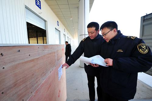 12月29日,在銀川綜合保稅區(qū)內(nèi),工作人員在檢查通關(guān)貨物。新華社記者 彭昭之 攝
