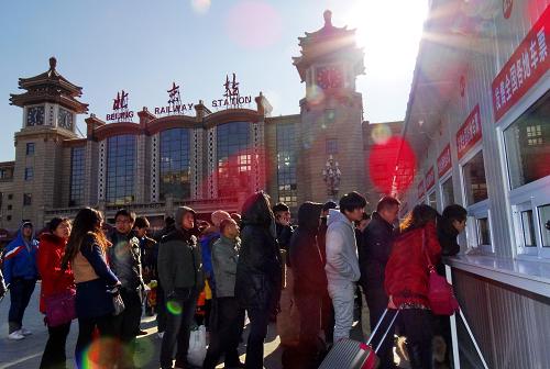 1月8日,旅客在北京站的春運(yùn)臨時(shí)售票口購(gòu)票。2014年全國(guó)鐵路春運(yùn)工作將于1月16日啟動(dòng)。據(jù)北京鐵路局介紹,今年春運(yùn)期間預(yù)計(jì)運(yùn)送旅客5260萬(wàn)人次,同比增加491萬(wàn)人次,其中北京地區(qū)將運(yùn)送旅客2440萬(wàn)人次。春運(yùn)期間北京鐵路局每日將開(kāi)行旅客列車661對(duì),同比增加50對(duì),京津城際鐵路運(yùn)力將增加20%。同時(shí),北京鐵路局所屬各車站開(kāi)設(shè)售票窗口和自動(dòng)售票機(jī)3421個(gè),以方便春運(yùn)期間出行旅客購(gòu)票。新華社記者 李欣 攝