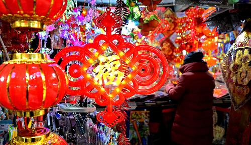 1月12日,市民們?cè)诒本┦吧絽^(qū)的一個(gè)市場(chǎng)內(nèi)選購(gòu)年貨。新華社記者李欣攝