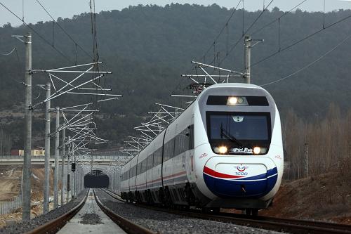 這是熱滑試驗(yàn)列車快速通過土耳其安伊高鐵36號(hào)隧道(1月4日攝)。新華社發(fā)(劉渝攝)