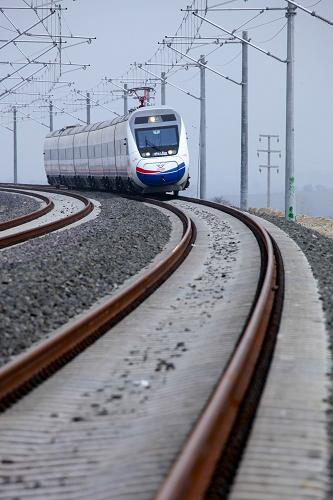 這是列車在土耳其安伊高鐵上進(jìn)行熱滑試驗(yàn)(1月4日攝)。新華社發(fā)(劉渝攝)