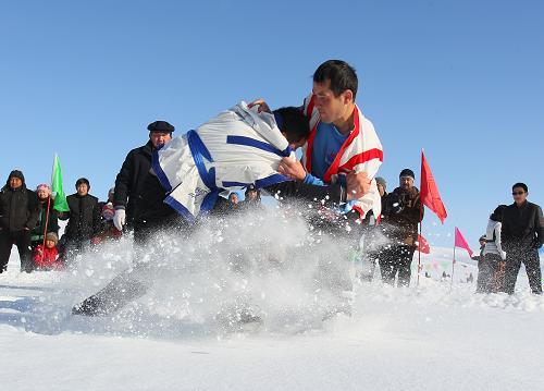 1月18日,在昭蘇縣2014“雪之韻”冰雪旅游文化節(jié)上,兩名選手在參加雪地摔跤比賽。當(dāng)日,以“歡樂冰雪游,美麗昭蘇行”為主題的新疆昭蘇縣2014“雪之韻”冰雪旅游文化節(jié)在該縣汗騰格里滑雪場拉開帷幕,開幕式上舉行了獨具哈薩克族民族風(fēng)情的雪地叼羊、雪地姑娘追、馬拉爬犁等表演和比賽。本次活動將一直延續(xù)到3月底,共分為冰雪民俗活動、冰雪趣味活動、冰雪競技活動、冰雪欣賞活動和冰雪美食活動五大類。新華社發(fā)(劉成剛 攝)