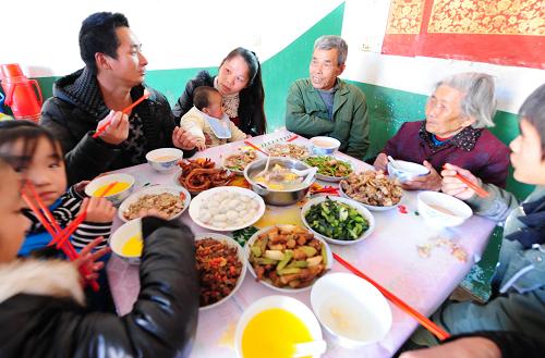 1月24日,齊平華夫婦在家里和家人一起吃飯。新華社記者 林善傳 攝