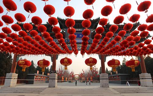 北京喜氣洋洋迎春節(jié) 1月29日,北京地壇公園節(jié)日氣氛濃郁,處處大紅燈籠高掛。 當(dāng)日是農(nóng)歷臘月二十九,北京著名春節(jié)廟會(huì)舉辦地地壇公園張燈結(jié)彩,喜氣洋洋。 新華社發(fā)(梁志強(qiáng) 攝)