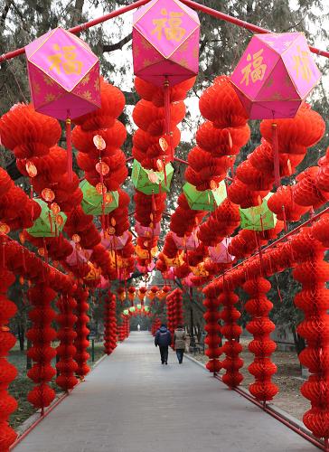 1月29日,北京地壇公園節(jié)日氣氛濃郁,處處大紅燈籠高掛。 當(dāng)日是農(nóng)歷臘月二十九,北京著名春節(jié)廟會(huì)舉辦地地壇公園張燈結(jié)彩,喜氣洋洋。 新華社發(fā)(梁志強(qiáng) 攝)