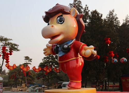 這是1月29日在北京地壇公園拍攝的卡通馬造型景觀。 當(dāng)日是農(nóng)歷臘月二十九,北京著名春節(jié)廟會(huì)舉辦地地壇公園張燈結(jié)彩,喜氣洋洋。 新華社發(fā)(梁志強(qiáng) 攝)