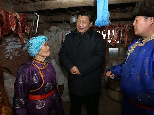 農歷馬年春節(jié)即將到來之際,中共中央總書記、國家主席、中央軍委主席習近平近日來到內蒙古,看望慰問各族干部群眾,向全國各族人民致以誠摯的新春祝福。這是1月27日,習近平在錫林郭勒盟81歲的牧民瑪吉格家了解生活情況。 新華社記者 龐興雷 攝