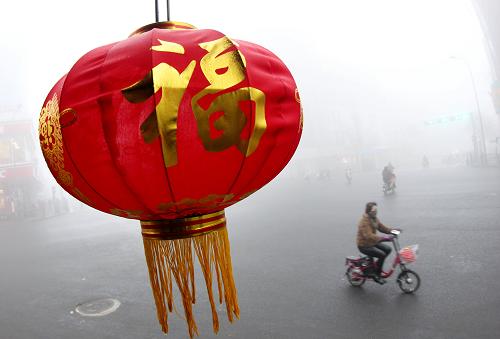 2月1日,路人在被大霧籠罩的江蘇省連云港市贛榆縣街頭騎行。當(dāng)日6時(shí),中央氣象臺(tái)繼續(xù)發(fā)布大霧黃色預(yù)警,預(yù)計(jì)1日早晨到上午,華北東部和南部、黃淮大部、江淮、江漢以及西南地區(qū)東部等地有大霧,其中河北南部、天津、山東中西部、河南中東部、江蘇中北部、安徽北部、四川盆地東部、重慶等地的部分地區(qū)有能見度不足500米的濃霧,局地有能見度不足200米的強(qiáng)濃霧。新華社發(fā)(司偉 攝)