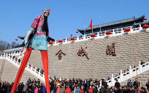2月1日,在蘭州春節(jié)文化廟會(huì)的開(kāi)幕式上,一名來(lái)自蘭州市皋蘭縣的民間藝人在表演踩高蹺。當(dāng)日是農(nóng)歷大年初二,第十二屆蘭州春節(jié)文化廟會(huì)拉開(kāi)帷幕,該場(chǎng)廟會(huì)由非遺項(xiàng)目展示、社火表演、秦腔折子戲?qū)?chǎng)等系列活動(dòng)組成,將持續(xù)到農(nóng)歷正月十五元宵節(jié)。新華社記者 郭剛 攝