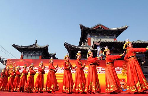 2月1日,在蘭州春節(jié)文化廟會(huì)的開(kāi)幕式上,來(lái)自蘭州市歌舞團(tuán)的演員們?cè)诒硌荨俄斖胛琛贰P氯A社記者郭剛攝