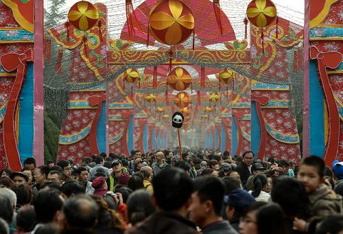 2月4日,眾多市民、游客來(lái)到成都大廟會(huì)歡度春節(jié)。當(dāng)日是農(nóng)歷大年初五,眾多市民、游客來(lái)到成都大廟會(huì),觀展覽、看演出、猜謎語(yǔ)、品美食。據(jù)悉,從初一到初五,被廟會(huì)上豐富多彩的活動(dòng)吸引而來(lái)的游客每天不少于10萬(wàn)人次,累計(jì)超過(guò)60萬(wàn)人次。新華社記者 江宏景 攝