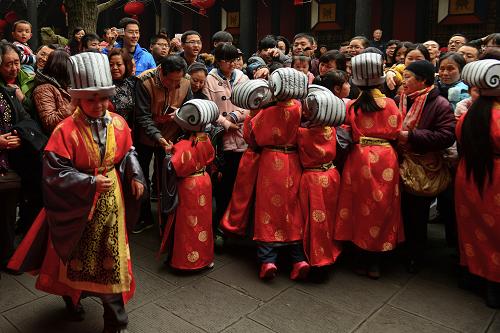 2月4日,成都大廟會(huì)上的“小喜神”為游客發(fā)紅包。新華社記者 江宏景 攝