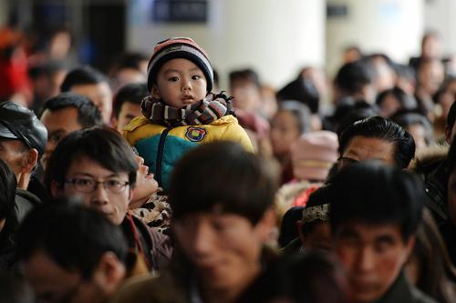 2月5日,出行旅客在甘肅蘭州火車站候車廳內(nèi)等待檢票進(jìn)站。新華社記者 陳斌 攝