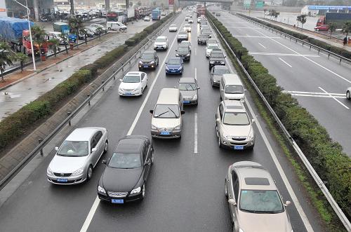 京港澳高速湖南段南下方向車流滾滾,和北上的車流形成鮮明對比(2月5日攝)。新華社記者 龍弘濤 攝