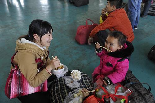 2月5日,乘客在貴州貴陽(yáng)金陽(yáng)客車站內(nèi)吃飯等車。新華社記者 歐東衢 攝