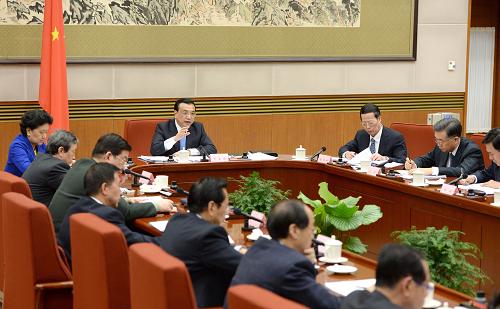2月10日,國務院總理李克強在北京中南海主持召開座談會,聽取各民主黨派中央、全國工商聯(lián)負責人和無黨派人士代表對《政府工作報告(征求意見稿)》的意見和建議。新華社記者 馬占成 攝