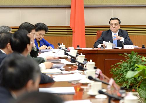 2月10日,中國國務院總理李克強在北京中南海主持召開座談會,聽取各民主黨派中央、全國工商聯(lián)負責人和無黨派人士代表對《政府工作報告(征求意見稿)》的意見和建議。新華社記者 馬占成 攝