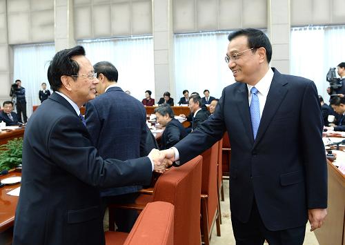 2月10日,國務院總理李克強在北京中南海主持召開座談會,聽取各民主黨派中央、全國工商聯(lián)負責人和無黨派人士代表對《政府工作報告(征求意見稿)》的意見和建議。新華社記者 馬占成 攝