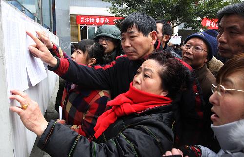 1月16日,參加實(shí)物配租的居民在看房源。新華社記者 江宏景 攝