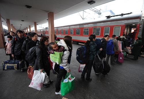 1月27日,旅客在杭州火車站排隊(duì)準(zhǔn)備登上杭州開(kāi)往貴陽(yáng)的火車。新華社記者 韓傳號(hào) 攝