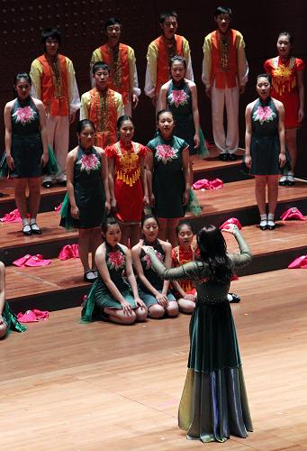 2月4日,中國(guó)深圳中學(xué)合唱團(tuán)在美國(guó)紐約林肯中心舉辦的音樂(lè)會(huì)上演出。新華社記者伍婧丹攝
