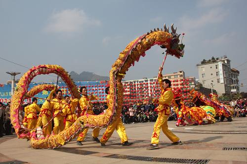 2月5日,來自廣西南丹縣城關(guān)、八圩、六寨、月里等鄉(xiāng)鎮(zhèn)農(nóng)村的龍獅隊聚集縣城共賀新春佳節(jié)。春節(jié)期間,全國各地的舞獅舞龍隊走向街頭、田間,“畫出”一幅幅龍騰獅舞鬧新春的熱鬧景象。新華社發(fā)(符龍強 攝)