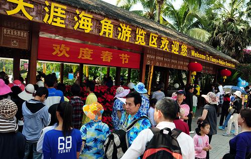2月5日,三亞市天涯海角游覽區(qū)游人眾多。 春節(jié)期間,海南三亞市陽光明媚,溫暖宜人,大量游客來到這里度假旅游。新華社記者 王暉余攝