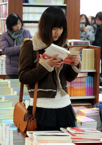 2月5日,一名讀者在蘇州觀前街新華書店內(nèi)瀏覽讀物。 春節(jié)期間,不少群眾選擇到書店看書、購書,盡情享受閱讀帶來的樂趣。新華社發(fā)(杭興微 攝)