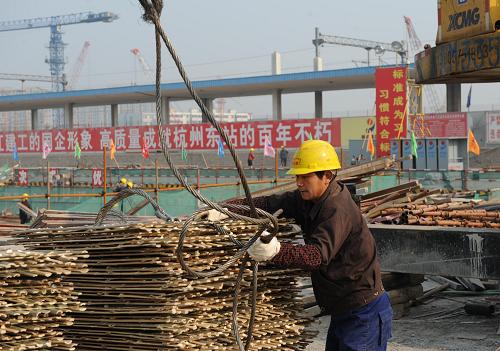 2月5日,在杭州鐵路新東站建設(shè)工地上,一位工人正在施工。 春節(jié)期間,浙江省建工集團工人們?yōu)榱吮WC杭州新東站工程高質(zhì)量竣工并按期交付使用,整個長假都將在工地上度過。 新華社發(fā)(周金友 攝)