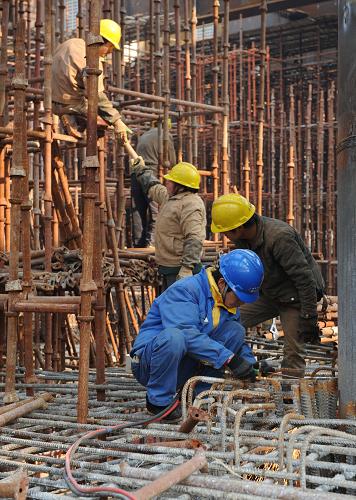 2月5日,在杭州鐵路新東站建設(shè)工地上,工人們抓緊施工趕進度。新華社發(fā)(周金友 攝)
