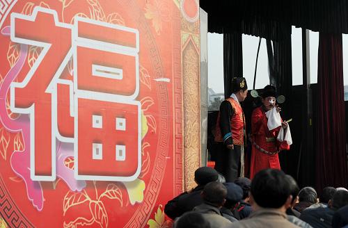 2月6日,在阜陽市清河廣場(chǎng)上,市民們正在觀看戲劇團(tuán)演出。新華社記者 郭晨 攝