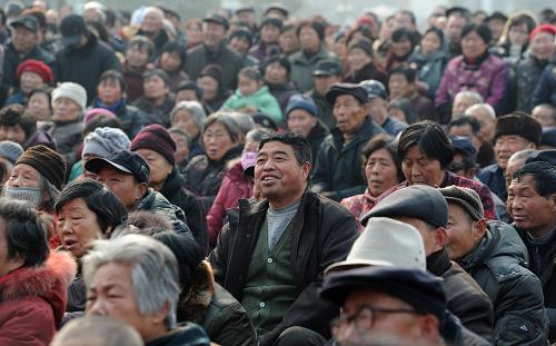 2月6日,在阜陽市清河廣場(chǎng)上,市民們正在觀看戲劇團(tuán)演出。新華社記者 郭晨 攝