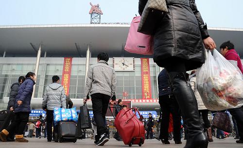 2月6日,旅客從成都火車站前走過。 據(jù)了解,成都火車站2月4日、2月5日分別發(fā)送旅客達(dá)到8.7萬(wàn)人、9.7萬(wàn)人,節(jié)后出行旅客人數(shù)逐漸回升。據(jù)鐵路部門預(yù)計(jì),今年春運(yùn)全國(guó)鐵路返程客流將于2月8日(正月初六)出現(xiàn)第一個(gè)返程高峰。新華社記者陳凱攝