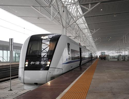 2月6日,??跂|火車站增開的“和諧號(hào)”動(dòng)車準(zhǔn)備出發(fā)。新華社發(fā)(徐昕 攝)