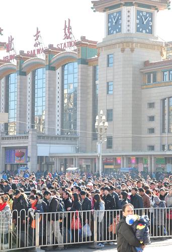 2月6日,返程旅客在北京站前排隊(duì)進(jìn)入地鐵站。新華社發(fā)(樊甲山 攝)
