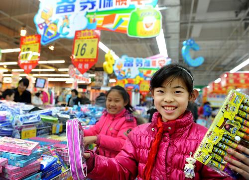 2月20日,青島寧夏路小學(xué)學(xué)生姜欣怡(前)在超市選購(gòu)學(xué)習(xí)用品。新華社記者 李紫恒 攝
