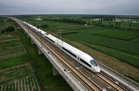 2008年8月1日,動(dòng)車組列車飛馳在京津城際高速鐵路天津楊村特大橋上。當(dāng)日,北京至天津的城際高速鐵路正式開通運(yùn)營。開通后,列車最高運(yùn)營速度將達(dá)到每小時(shí)350公里,北京到天津直達(dá)運(yùn)行時(shí)間在30分鐘以內(nèi)。3小時(shí),跑完武廣間曾需要11個(gè)小時(shí)的路途;5年,走完國際上40年高速鐵路發(fā)展歷程;集世界最先進(jìn)的4種技術(shù),創(chuàng)造出舉世矚目的中國高鐵品牌。從引進(jìn)時(shí)速200公里高速列車技術(shù)到自主開發(fā)時(shí)速380公里“和諧號(hào)”動(dòng)車組,從京津城際鐵路到京滬高鐵即將開通,目前,中國高鐵運(yùn)營里程已達(dá)到7531公里,居世界之首。“十一五”期間,中國迅疾跨入引領(lǐng)世界的“高鐵時(shí)代”!新華社發(fā)(原瑞倫攝)