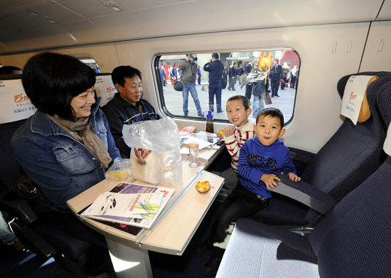 2009年4月1日,在太原火車站,幾名旅客在D2002次CRH5型動(dòng)車組內(nèi)等待列車開行。當(dāng)日,石太鐵路客運(yùn)專線正式通車。新華社記者燕雁攝