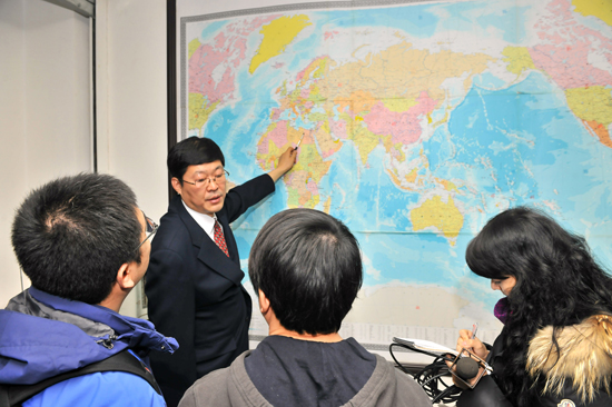 2月23日,國航飛行總隊總隊長劉鐵祥向媒體介紹負責撤回利比亞中方人員的首架中國國航A330包機的飛行航線。新華社發(fā)(王澤民 攝)
