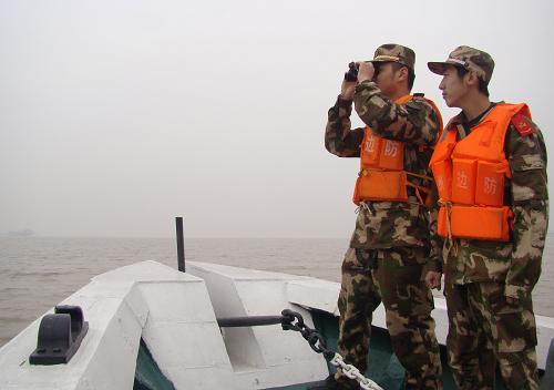 2月28日,浙江臺(tái)州邊防民警在海上搜救失蹤船員。新華社發(fā)(郟策 攝)